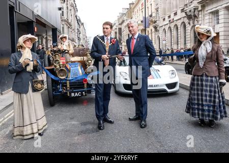 Le maire de Westminster et Duncan Wiltshire président du Roral automobile Club ouvrent le 2024 St James Motorin spectacle London UK Banque D'Images