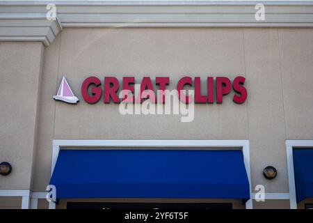 Los Angeles, Californie, États-Unis - 2019 : vue d'un panneau de façade d'un magasin pour l'établissement de coiffure connu sous le nom de Great clips. Banque D'Images