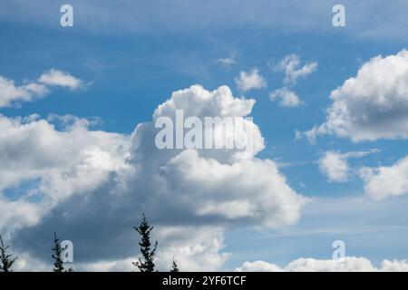 Nuages calmants et sereins d'en haut avec de légers tons de soleil sur les sommets. Nuage brillant céleste dans le fond du ciel, papier peint, beauté de l'art mural Banque D'Images