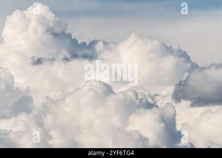 Nuages calmants et sereins d'en haut avec de légers tons de soleil sur les sommets. Nuage brillant céleste dans le fond du ciel, papier peint, beauté de l'art mural Banque D'Images