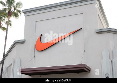 Orange, Californie, États-Unis - 02-27-2019 : une vue d'un panneau de façade de magasin pour Nike. Banque D'Images