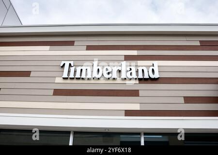 Orange, Californie, États-Unis - 02-27-2019, une vue d'une enseigne de façade de magasin pour le détaillant de vêtements et chaussures connu sous le nom de Timberland. Banque D'Images