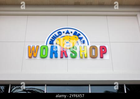 Los Angeles, Californie, États-Unis - 02-27-2019 : une vue d'une enseigne de façade pour le magasin connu sous le nom de Build A Bear Workshop. Banque D'Images