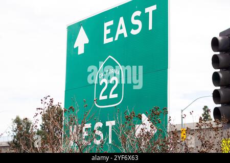 Orange, California, États-Unis - 02-27-2019, une vue d'un panneau d'autoroute dirigeant le trafic vers la California 22 Freeway. Banque D'Images