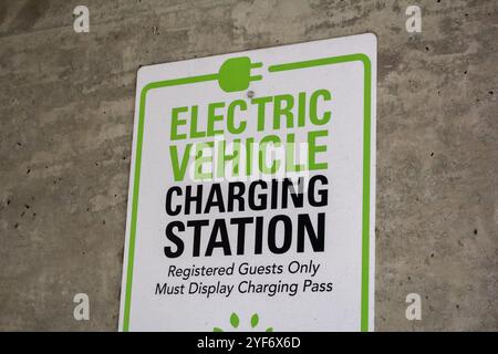 Orange, Californie, États-Unis - 02-27-2019 : une vue d'un panneau mural indiquant le stationnement et la disponibilité de recharge de véhicule électrique. Banque D'Images