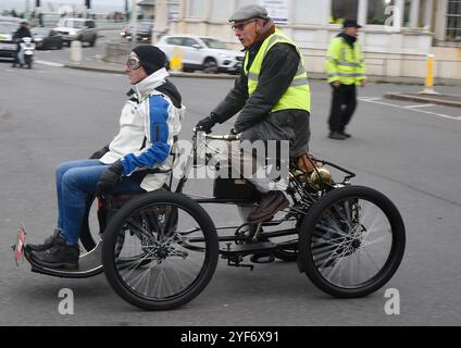 Brighton, Royaume-Uni. 03.11.2024 The Sotherbys London to Brighton Veteran car Run. Un vélo vétéran et un passager approchent de la jetée Palace de Brighton près de l'arrivée sur le front de mer de Madaria Drive. Crédit : Leo Mason ALAMY Live News Banque D'Images