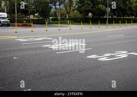 Orange, Californie, États-Unis - 02-27-2019 : une vue du panneau de limitation de vitesse sur la surface de la rue, montrant 35 mph. Banque D'Images