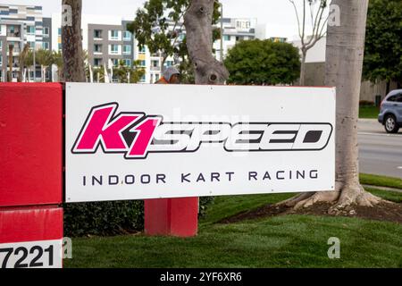 Irvine, Californie, États-Unis - 03-01-2019 : une vue d'un panneau de façade de magasin pour l'installation de course intérieure de Go-kart électrique connue sous le nom de K1 Speed. Banque D'Images