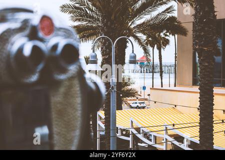 Huntington Beach, Californie, États-Unis - 03-01-19 : une vue de la jetée HB, vue de Pacific City. Banque D'Images