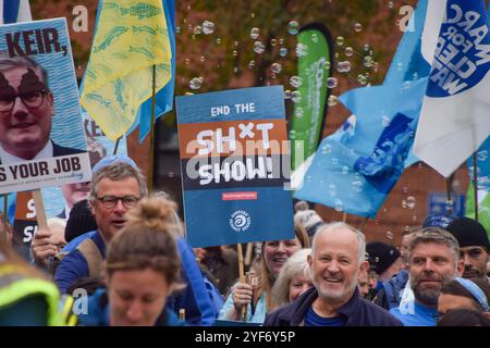 Londres, Royaume-Uni. 03 Nov, 2024. Une manifestante fait connaître ses sentiments à propos des compagnies d'eau pendant la marche pour l'eau potable. Des milliers de personnes ont défilé dans le centre de Londres pour demander au gouvernement d'agir sur l'eau potable et de mettre fin au déversement des eaux usées dans les eaux britanniques. Crédit : SOPA images Limited/Alamy Live News Banque D'Images