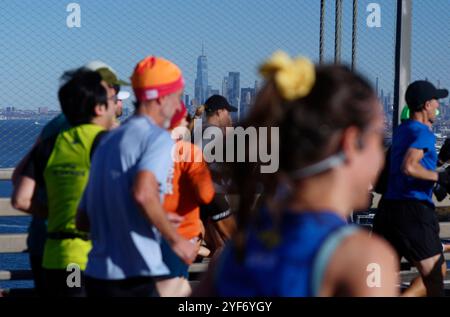 New York, États-Unis. 03 Nov, 2024. Les coureurs traversent la travée du pont Verrazzano Narrows avec une vue sur le One World Trade Center et Lower Manhattan lors du NYRR TCS New York City Marathon 2024 à New York le dimanche 3 novembre 2024. Plus de 50 000 coureurs de New York et du monde entier courent à travers les cinq arrondissements sur un parcours qui serpente depuis le pont de Verrazano avant de franchir la ligne d'arrivée par Tavern on the Green à Central Park. Photo de John Angelillo/UPI crédit : UPI/Alamy Live News Banque D'Images