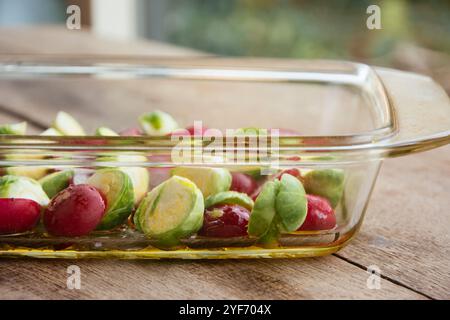 Choux de Bruxelles et radis avec un peu d'huile dans un plat allant au four. Banque D'Images