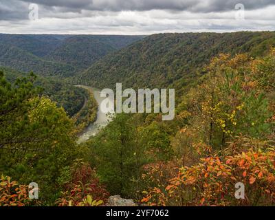 Turkey Spur Rock et Grandview Rim au parc national de New River gorge, en Virginie occidentale, offrent une vue imprenable sur les montagnes aux couleurs d'automne, mettant en évidence le v Banque D'Images