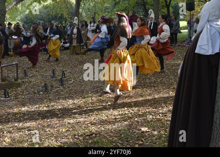 Logroño, la Rioja, Espagne. 03 novembre 2024. Groupe de danse médiévale effectuant une chorégraphie avec des rubans rouges dans le festival de reconstitution historique. Banque D'Images