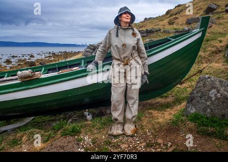 Osvor Fishermen Museum avec des maisons de gazon par temps nuageux, Bolungarvik, Westfjords Islande. Le musée maritime de Ósvör est une réplique d'un vieux poisson islandais Banque D'Images