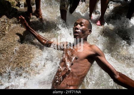 El festival de vudú de saut d'eau se celea CADA año el 16 de Julio coincidiendo con el día en el que en 1847 apareció una visión de la Virgen Maria. Banque D'Images