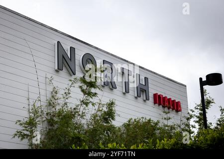 Irvine, Californie, États-Unis - 03-06-2019 : une vue d'un panneau de façade de magasin pour le restaurant connu sous le nom de North Italia. Banque D'Images