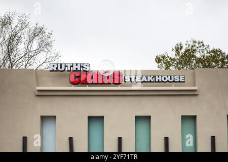 Irvine, Californie, États-Unis - 03-06-2019 : une vue d'un panneau de façade de magasin pour le steakhouse haut de gamme connu sous le nom de Ruth's Chris Steak House. Banque D'Images