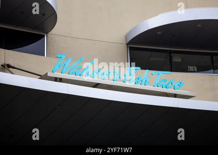 Irvine, Californie, États-Unis - 03-06-2019 : une vue d'une enseigne de façade pour le restaurant connu sous le nom de Wahoo's Fish Taco. Banque D'Images