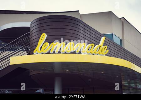 Irvine, Californie, États-Unis - 03-06-19 : vue d'un panneau pour la chaîne de restaurants connue sous le nom de Lemonade. Banque D'Images