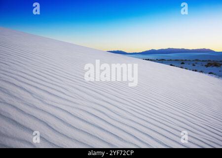 Dune de sable ondulée et ondulée avec les montagnes de San Andres en arrière-plan sur Horizon Banque D'Images