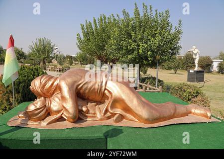 Sculpture de l'homme et du bébé victimes de l'attaque au gaz de Saddam Husseins à Halabja en Irak Banque D'Images