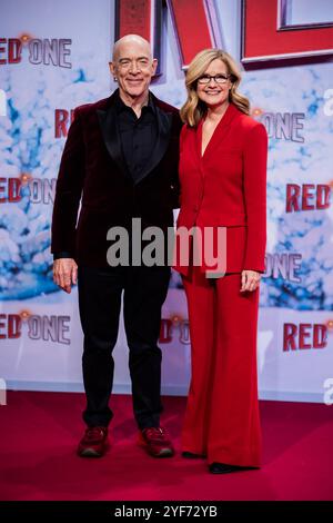 Berlin, Allemagne. 03 Nov, 2024. Jonathan Kimble 'J. K.' Simmons, acteur, et Bonnie Hunt, actrice, assistent à la première mondiale du film 'Red One - Christmas Alert' au cinéma UCI luxe. Crédit : Christoph Soeder/dpa/Alamy Live News Banque D'Images