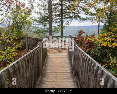 Un chemin en bois à Turkey Spur Rock dans le parc national de New River gorge, en Virginie occidentale, invite les visiteurs à explorer la beauté naturelle de la région. Banque D'Images