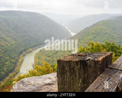 Gros plan d'un poteau de clôture altérée à Turkey Spur Rock et Grandview Rim dans le parc national de New River gorge, en Virginie-occidentale, encadré par les montagneuses brumeuses Banque D'Images