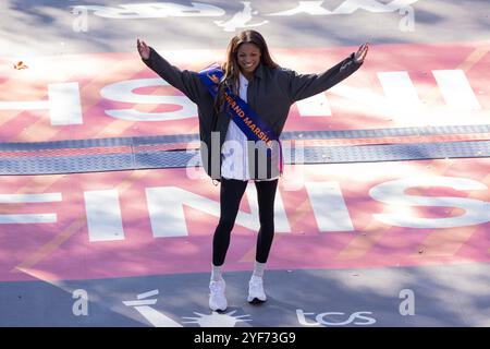 New York, NY, États-Unis, 3 novembre 2024 : Gabrielle Thomas, championne olympique du 2024 200m de Paris, est Grand maréchal de NYC TCS Maraphon pose à la ligne d'arrivée à Central Park à New York le 3 novembre 2024. Crédit : Lev Radin/Alamy Live News Banque D'Images