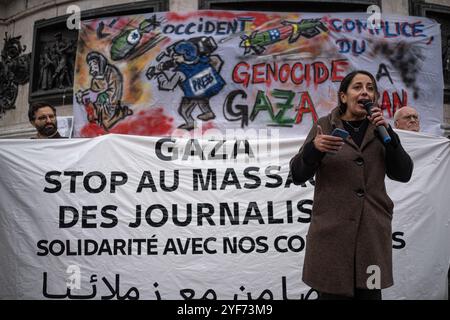 Paris, France. 02 novembre 2024. Olivier Donnars/le Pictorium - rassemblement de plusieurs syndicats et collectifs de journalistes - 02/11/2024 - France/Paris - plusieurs syndicats et collectifs de journalistes se sont réunis place de la République à Paris pour marquer la Journée internationale de lutte contre l'impunité pour les crimes commis contre les journalistes. Crédit : LE PICTORIUM/Alamy Live News Banque D'Images