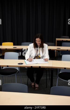 Un étudiant de l'Executive MBA à l'IE Business School basée à Madrid, lors d'une séance photo sur le campus de l'IE University. Banque D'Images