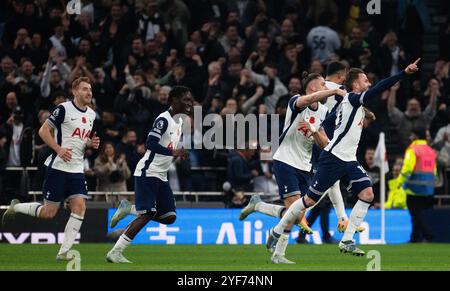 Londres, Royaume-Uni. 03 Nov, 2024. James Maddison de Tottenham Hotspur (R) célèbre après avoir marqué le 4e but de son équipe à la 96e minute. Premier League match, Tottenham Hotspur contre Aston Villa au Tottenham Hotspur Stadium à Londres le dimanche 3 novembre 2024. Cette image ne peut être utilisée qu'à des fins éditoriales. Usage éditorial exclusif photo par Sandra Mailer/Andrew Orchard photographie sportive/Alamy Live News crédit : Andrew Orchard photographie sportive/Alamy Live News Banque D'Images