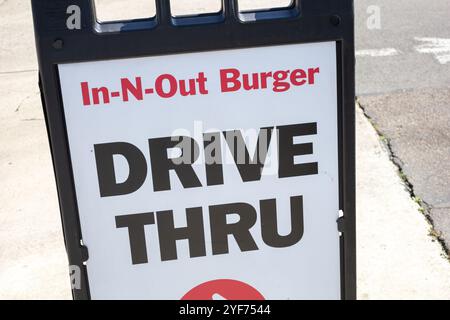 Anaheim, Californie, États-Unis - 03-12-2019 : une vue d'un panneau de direction Drive Thru pour In-N-Out Burger. Banque D'Images