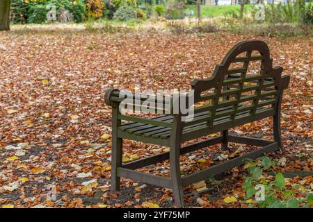 Un siège commémoratif en bois (banc) dans le parc de l'église Saltaire United Memorial. Le siège donne sur le canal de Leeds Liverpool. Prise en automne. Banque D'Images