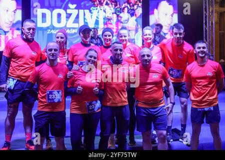 Zagreb, Croatie. 03 Nov, 2024. Les gens posent pour une photo avant la 13e course de 10 km de Zagreb Night le 3 novembre 2024. À Zagreb, Croatie. Photo : Sanjin Strukic/PIXSELL crédit : Pixsell/Alamy Live News Banque D'Images