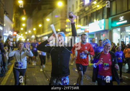 Zagreb, Croatie. 03 Nov, 2024. Femme participe à la 13ème course de Zagreb Night 10k le 3 novembre 2024. À Zagreb, Croatie. Photo : Sanjin Strukic/PIXSELL crédit : Pixsell/Alamy Live News Banque D'Images