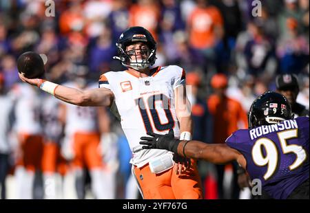 Baltimore, États-Unis. 04th Nov, 2024. Le quarterback des Broncos de Denver, Bo Nix (10 ans), se lance sous la pression du linebacker des Baltimore Ravens, Tavius Robinson (95 ans), lors de la première mi-temps au M&T Bank Stadium de Baltimore, Maryland, le dimanche 3 novembre 2024. Photo de David Tulis/UPI crédit : UPI/Alamy Live News Banque D'Images