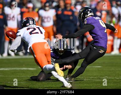 Baltimore, États-Unis. 04th Nov, 2024. Justin Tucker (9 ans), le kicker des Baltimore Ravens place, frappe un field-goal de 33 yards sous la pression du cornerback des Denver Broncos Riley Moss (21 ans) lors de la première mi-temps au M&T Bank Stadium de Baltimore, Maryland, le dimanche 3 novembre 2024. Photo de David Tulis/UPI crédit : UPI/Alamy Live News Banque D'Images