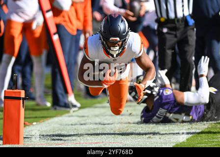 Baltimore, États-Unis. 04th Nov, 2024. Denver Broncos Running Back Jaleel McLaughlin (38 ans) est forcé de sortir de ses limites par la sécurité des Ravens de Baltimore Kyle Hamilton (14 ans) pendant la première mi-temps au M&T Bank Stadium de Baltimore, Maryland, le dimanche 3 novembre 2024. Photo de David Tulis/UPI crédit : UPI/Alamy Live News Banque D'Images