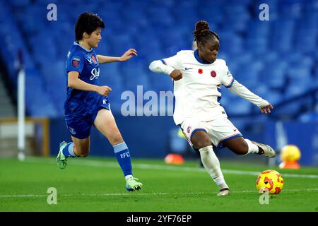 Honoka Hayashi d'Everton (à gauche) et Sandy Baltimore de Chelsea se battent pour le ballon lors du match de Super League féminine des Barclays à Goodison Park, Liverpool. Date de la photo : dimanche 3 novembre 2024. Banque D'Images