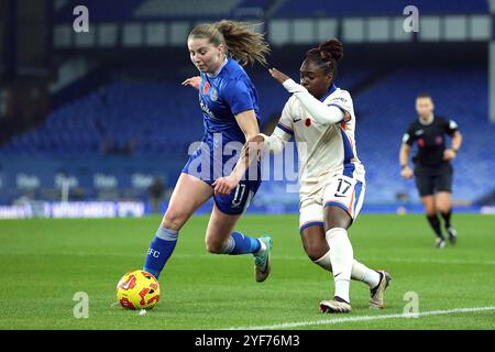 Emma Bissell d'Everton (à gauche) et Sandy Baltimore de Chelsea se battent pour le ballon lors du match de Super League féminine de Barclays à Goodison Park, Liverpool. Date de la photo : dimanche 3 novembre 2024. Banque D'Images