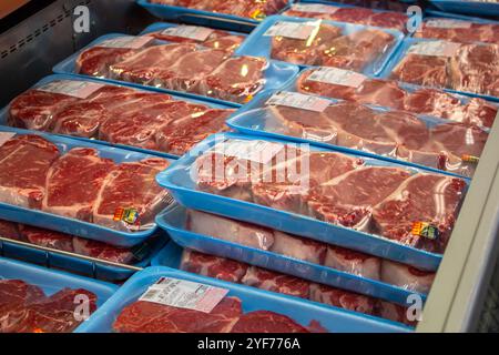 Los Angeles, Californie, États-Unis - 03-18-2019 : une vue de plusieurs paquets de bœuf Kirkland signature USDA de premier choix, vus dans un Costco local. Banque D'Images