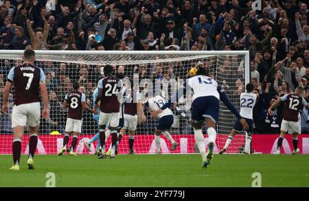 Londres, Royaume-Uni. 03 Nov, 2024. Dominic Solanke de Tottenham Hotspur (c) marque son équipe 2ème but . Premier League match, Tottenham Hotspur contre Aston Villa au Tottenham Hotspur Stadium à Londres le dimanche 3 novembre 2024. Cette image ne peut être utilisée qu'à des fins éditoriales. Usage éditorial exclusif photo par Sandra Mailer/Andrew Orchard photographie sportive/Alamy Live News crédit : Andrew Orchard photographie sportive/Alamy Live News Banque D'Images