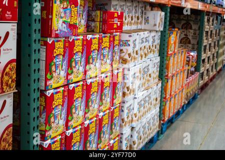 Los Angeles, Californie, États-Unis - 03-18-03 2019 : une vue de plusieurs boîtes de Lucky Charms et Cinnamon Toast Crunch Cereals, au magasin. Banque D'Images