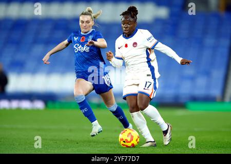 Sandy Baltimore de Chelsea (à droite) et Melissa Lawley d'Everton se battent pour le ballon lors du match de Super League féminine des Barclays à Goodison Park, Liverpool. Date de la photo : dimanche 3 novembre 2024. Banque D'Images