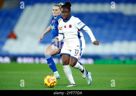 Sandy Baltimore de Chelsea (à droite) et Melissa Lawley d'Everton se battent pour le ballon lors du match de Super League féminine des Barclays à Goodison Park, Liverpool. Date de la photo : dimanche 3 novembre 2024. Banque D'Images