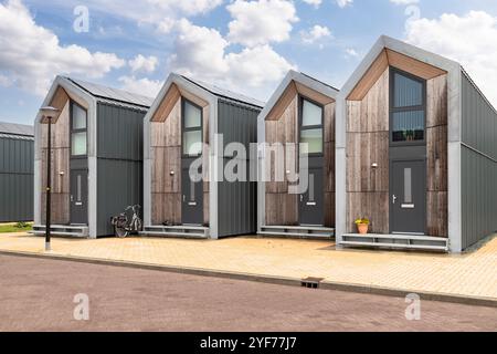 Petites maisons de 39 mètres carrés dans le village néerlandais de Nijkerk. Banque D'Images