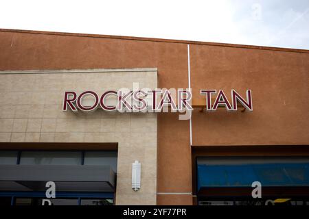 Los Angeles, Californie, États-Unis - 03-19-2019 : une vue d'un panneau de façade de magasin pour la société de bronzage connue sous le nom de Rockstar Tan. Banque D'Images