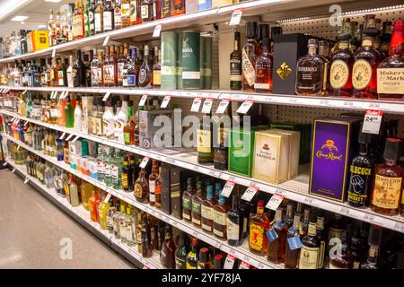 Los Angeles, Californie, États-Unis - 03-18-2019 : une vue de l'allée des alcools dans une épicerie locale. Banque D'Images